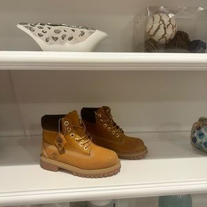 Boys Timberland Boots Color Wheat Nubuck Size 13 M  Very Good Condition!
